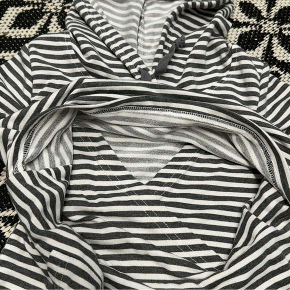 Latched Mama Cloud Hoodie Breastfeeding front access long sleeve front pocket - Picture 4 of 6